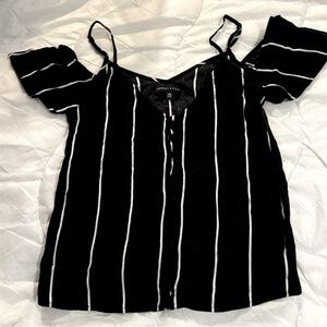 Kendall & Kylie black and white shirt ( size Xs )